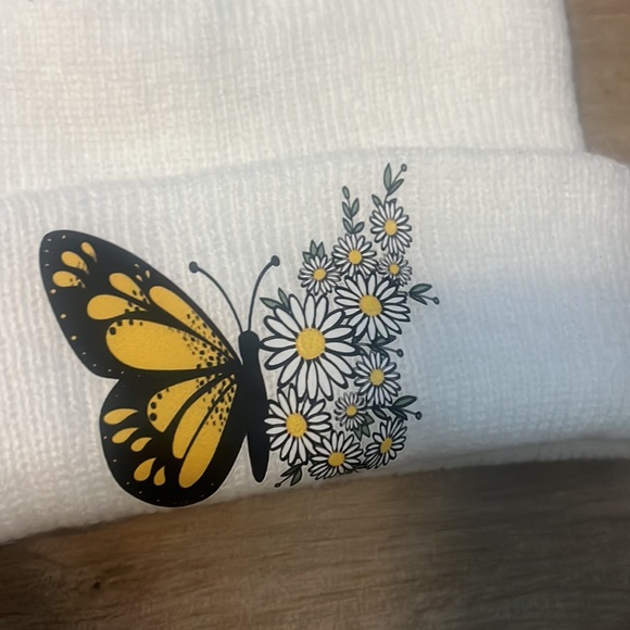 Butterfly beanie with flowers - Picture 2 of 3